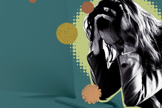 Frau mit Anzeichen von innerlicher Unruhe sucht nach Hausmitteln gegen Nervosität und Angstzustände